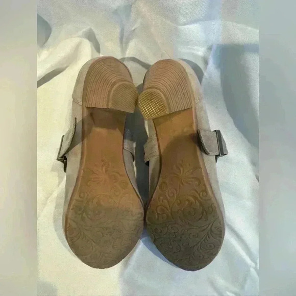 Michael Shannon Tan Heels with Elegant Design - Picture 10 of 16